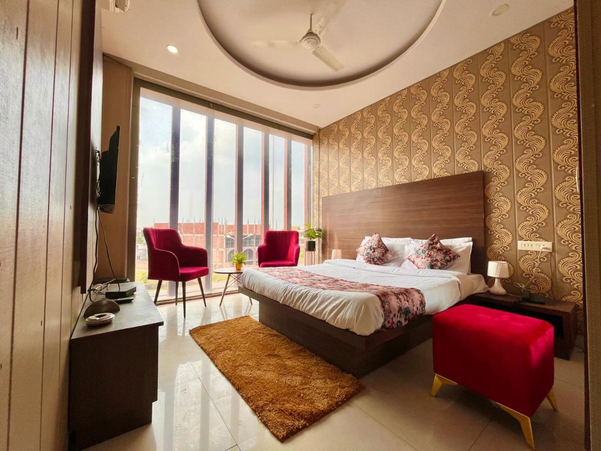 Hotel Pearl Grand, Zirakpur - Top Rated & Most Awarded Property In Tricity Chandīgarh Exteriör bild