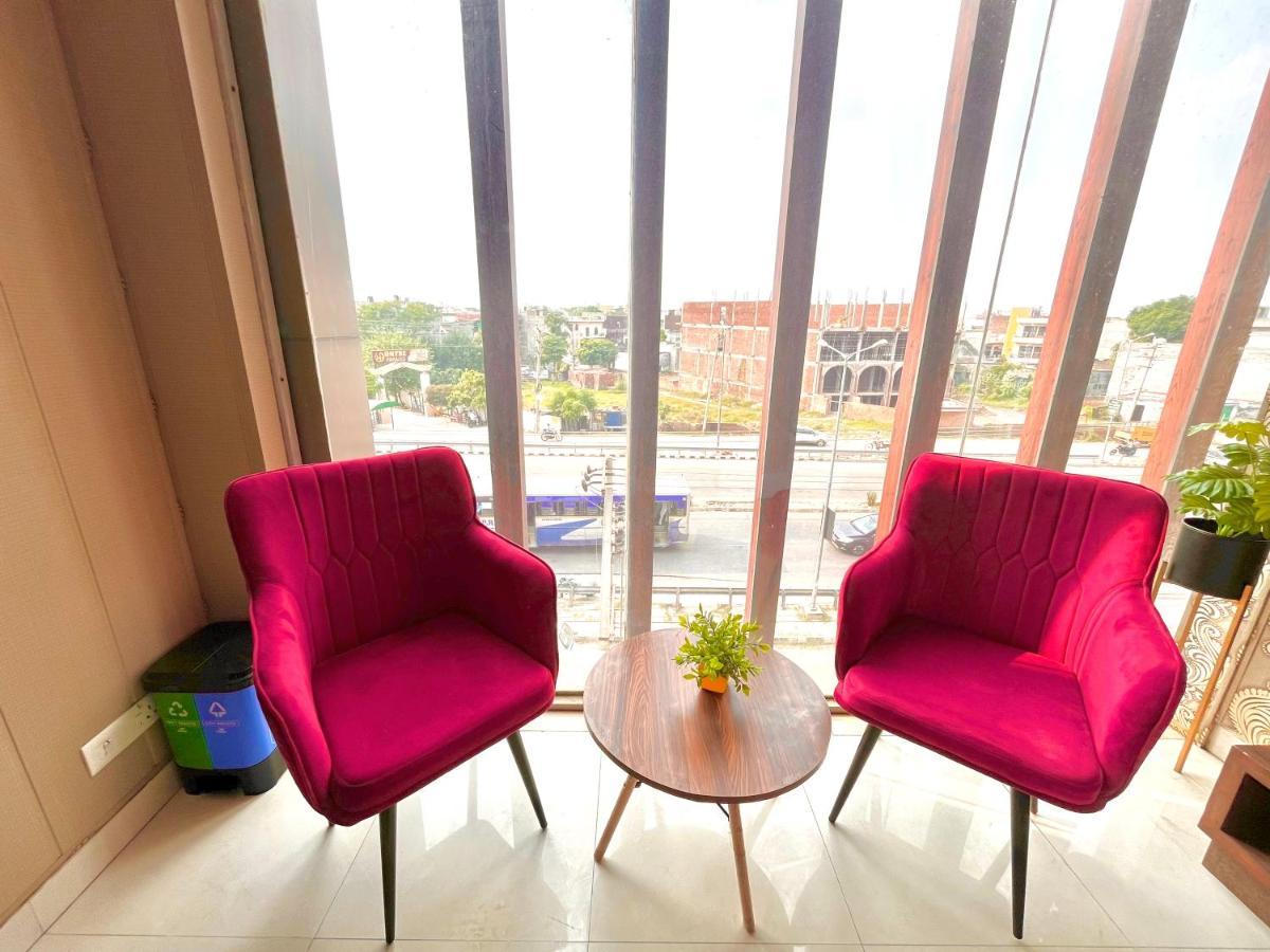 Hotel Pearl Grand, Zirakpur - Top Rated & Most Awarded Property In Tricity Chandīgarh Exteriör bild
