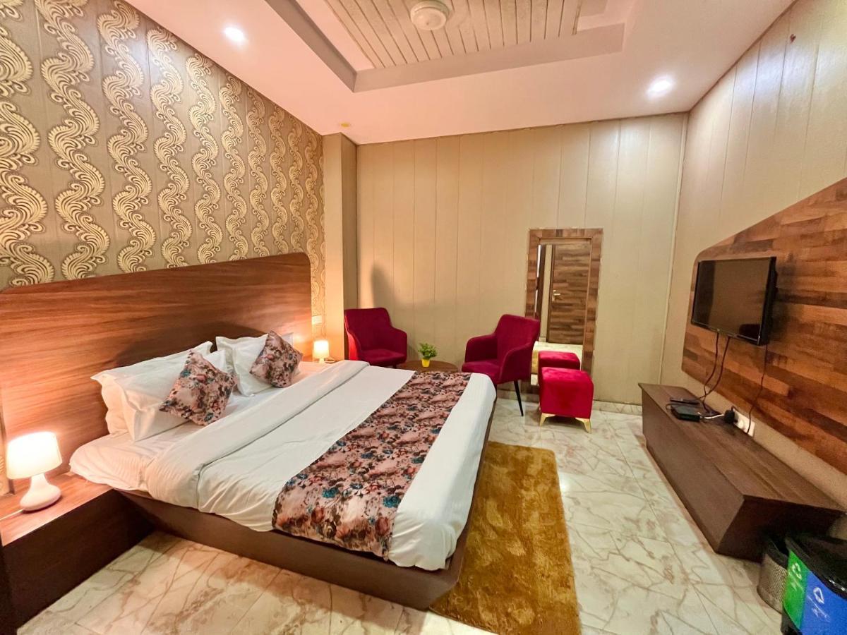 Hotel Pearl Grand, Zirakpur - Top Rated & Most Awarded Property In Tricity Chandīgarh Exteriör bild